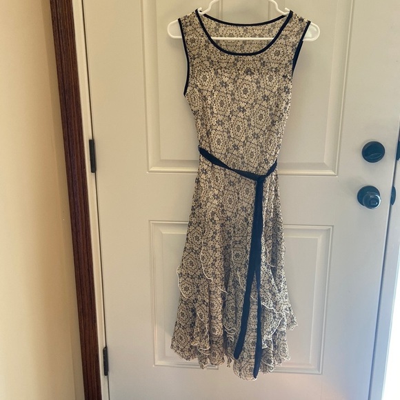 Flowy Medallion Dress - Picture 2 of 6